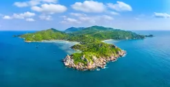 Ilustrasi. Pulau pedofil milik Jeffrey Epstein yang belakangan ramai dibahasa usai Epstein Files dirilis. (Sumber: Freepik/tawatchai07)