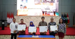 Hino menyerahkan satu unit kendaraan Hino 300 dan komponen utama Mesin 5C kepada Poltrada Bali. (Sumber: Dok. Hino)