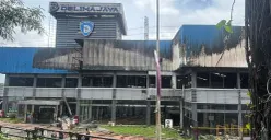 Tampak gedung perkantoran pabrik karoseri Delima Jaya di Jalan KH Soleh Iskandar, Kecamatan Bogor Utara, Kota Bogor, terbakar, Jumat, 6 Februari 2026. (Sumber: Poskota/Giffar Rivana)