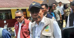Wakil Menteri Sosial, Agus Jabo Priyono meninjau dapur umum di kawasan pengungsian Longsor Pasirlangu, Cisarua, Kabupaten Bandung Barat, Jumat, 6 Februari 2026. (Sumber: Poskota/Gatot Poedji Utomo)