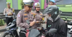 Anggota Satlantas Polresta Tangerang saat melaksanakan Operasi Keselamatan Maung 2026. (Sumber: Poskota/Veronica Prasetio)