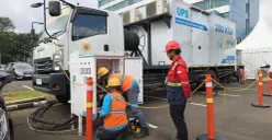 Petugas PLN memastikan peralatan kelistrikan berupa 3 UGB berdaya 2.000 kVA dan 4 UPS dengan total daya 1.250 kVA di IIMS 2026, JIExpo, Kemayoran, Jakarta Pusat. (Sumber: Dok. PLN UID Jaya)