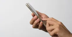 Ilustrasi, kebijakan pembatasan penggunaan ponsel bagi siswa dan guru di lingkungan sekolah. (Sumber: freepik)