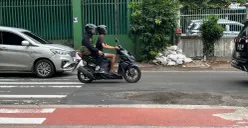Penampakan jalan berlubang di Jalan Panjang, Kebon Jeruk, Jakarta Barat, Jumat, 6 Februari 2026. (Sumber: Poskota/Pandi Ramedhan)