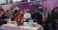 Gubernur Jawa Barat, Dedi Mulyadi (baju putih), dalam kegiatan di Nurul Fikri Boarding School (NFBS) Lembang, Kabupaten Bandung Barat. (Sumber: Poskota/Gatot Poedji Utomo)