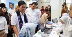Wamenkes RI, Dante Saksono Harbuwono saat melakukan kunjungan di Puskesmas Cikupa dan Labkesda Kabupaten Tangerang. (Sumber: Dok. Pemkab Tangerang)