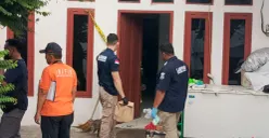 Tim Labfor Polri melakukan penyisiran rumah kontrakan tempat penemuan satu keluarga dalam kondisi tidak bernyawa di Warakas, Tanjung Priok, Jakarta Utara, Jumat, 2 Desember 2025. (Sumber: Poskota/Ali Mansur)