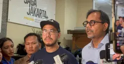 Komika Pandji Pragiwaksono memenuhi panggilan klarifikasi di Ditreskrimum Polda Metro Jaya terkait laporan dugaan penistaan agama di Polda Metro Jaya, Jakarta Selatan, Jumat, 6 Februari 2026. (Sumber: Poskota/Ali Mansur)