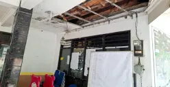 Kondisi bangunan Kantor Kelurahan Sawangan Baru yang sudah reot dan atap-atap bangunan pada ambruk. (Sumber: Poskota/Angga Pahlevi)