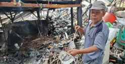 Pengepul barang bekas yang lapaknya ludes terbakar, Nur Wahid mencoba mencari sisa-sisa barang bekas yang masih dapat dijual. (Sumber: Poskota/Angga Pahlevi)