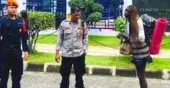 WN Prancis terlantar delapan hari di Stasiun Gambir dibawa ke Kantor Imigrasi Jakarta Pusat. (Sumber: Istimewa)
