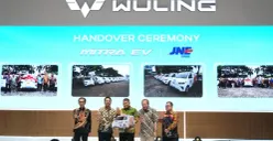Wuling Motors menyerahkan 10 unit Mitra EV Blind Van kepada JNE Tangerang di IIMS 2026. (Sumber: Wuling)