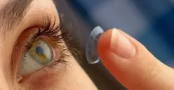 Ilustrasi orang memakai softlens (Sumber: Pinterest/@Kira San)