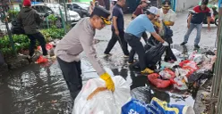 Aksi bersih-bersih sampah di Kota Depok pada Minggu, 8 Februari 2026. (Sumber: Poskota/ Angga Pahlevi)