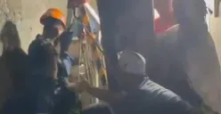 Petugas Damkar dibantu warga mengevakuasi lansia yang tercebur sumur di Sukaraja, Bogor. (Sumber: Damkar Bogor)