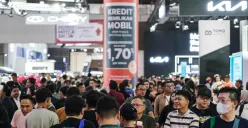 Pengunjung melihat kendaraan yang dipamerkan pada Indonesia International Motor Show (IIMS) 2026 di JIExpo, Kemayoran, Jakarta, Minggu, 8 Februari 2026. (Sumber: Poskota/Bilal Nugraha Ginanjar)