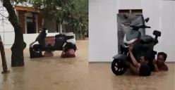 Sejumlah warga Citeureup Pandeglang saat evakuasi speda motor dalam kondisi banjir. (Sumber: Dok. Warga)