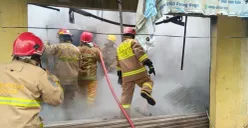 Petugas Damkar saat memadamkan api di toko laundry wilayah Parung, Kabupaten Bogor. (Sumber: Dok. Damkar)