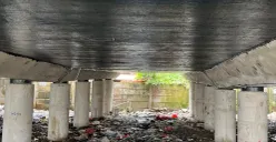 Kondisi plat besi penopang jalan tol di kolong tol Wiyoto Wiyono, Tanjung Priok, Jakarta Utara, Minggu, 8 Februari 2026. (Sumber: Poskota/Pandi Ramedhan)