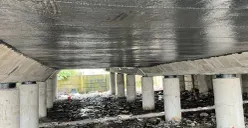 Kondisi plat besi penopang jalan tol di kolong tol Wiyoto Wiyono, Tanjung Priok, Jakarta Utara, Minggu, 8 Februari 2026. (Sumber: Poskota/Pandi Ramedhan)