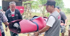 Wisatawan yang terseret ombak laut Pantai Ciatir, Sawarna, Lebak saat dievakuasi ke Puskesmas Bayah. (Sumber: Dok. Balawista Lebak)