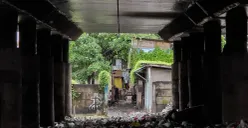 Kondisi kolong Tol Wiyoto Wiyono, plat besi penopang jalan diganti pakai bahan fiber. (Sumber: Poskota/Bilal Nugraha Ginanjar)