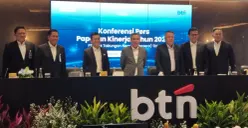 Direktur BTN Nixon LP Napitupulu (tengah) bersama direksi lainnya menjelaskan perolehan yang telah dicapai pada tahun 2025. (Sumber: Poskota/Heri Effendi)
