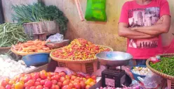 Ilustrasi harga bahan pokok jelang Ramadan. (Sumber: Poskota/Samsul Fatoni)