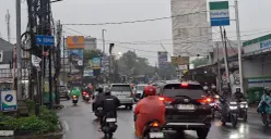 Situasi lalu lintas di Jalan Raya Bojongsari-Parung, Kota Depok, terpantau padat setelah diguyur hujan, Senin, 9 Februari 2026. (Sumber: Poskota/Angga Pahlevi)