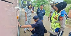 Satlantas Polres Metro Depok melakukan Ramp Check di pool PO Bus di Curug Bojongsari, Kota Depok, Senin 9 Februari 2026. (Sumber: Poskota/Angga Pahlevi)