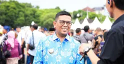 Gubernur Banten, Andra Soni memberikan keterangan pres kepada wartawan terkait pelaksanaan HPN. (Sumber: Dok. Kominfo Pemprov Banten)