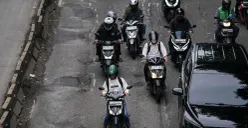 Kondisi jalan rusak berlubang dan tambalan tidak rata di Matraman Raya, Jakarta Timur. (Sumber: Poskota/Bilal Nugraha Ginanjar)