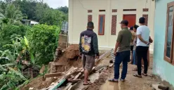 Sejumlah warga di Kujangsari, Lebak saat melihat kondisi tanah longsor. (Sumber: Istimewa)