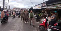 Anggota Satpol PP saat melakukan pendataan bangunan dan pelaku usaha yang berada di garis sempadan jalan sekitar bekas Tempat Pembuangan dan Pengolahan Sampah (TPPS) Pasar Cisoka, Kecamatan Cisoka. (Sumber: Poskota/Veronica)