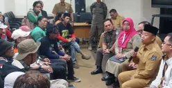 Wali Kota Depok, Supian Suri menerima perwakilan massa berdialog terkait BPJS Kesehatan. (Sumber: Poskota/Angga Pahlevi)