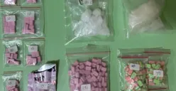 Barang bukti ekstasi dan sabu hasil pengungkapan kasus peredaran di dua lokasi berbeda di wilayah Jakarta Pusat dan Jakarta Barat, Jumat, 6 Februari 2026. (Sumber: Polda Metro Jaya)