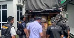 Prajurit TNI AL menggagalkan penyelundupan miras jenis arak Bali tanpa pita cukai di Pelabuhan Bakauheni, Lampung Selatan, Senin, 9 Februari 2026. (Sumber: Dok. TNI AL)