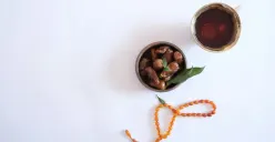 Ilustrasi Kurma dan Tasbih di bulan Puasa Ramadhan (Sumber: Pexels)
