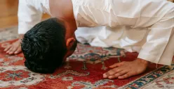 Seorang muslim bersujud dalam doa, melambangkan penerimaan terhadap qada dan qadar serta keteguhan hati dalam menghadapi ujian hidup. (Sumber: Pexels)