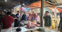 Tim Satgas Saber Pelanggaran Pangan memantau ketersediaan dan harga bahan pokok di Pasar Ciruas. (Sumber: Dok. Satgas Siber Pangan)