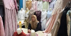 Erni, salah satu pedagang pakaian di Pasar Cipulir, Kebayoran Lama, Jakarta Selatan, Selasa, 10 Februari 2026. (Sumber: Poskota/Pandi Ramedhan)