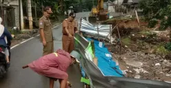 Camat Munjul, Pandeglang bersama jajarannya saat meninjau jalan ambles. (Sumber: Dok. Warga)