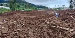 Lokasi pencarian korban tertimbun longsor di Desa Pasirlangu, Kecamatan Cisarua, Kabupaten Bandung Barat. (Sumber: Poskota/Gatot Poedji Utomo)