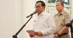 Gubernur Jakarta, Pramono Anung menyampaikan pernyataan kepada awak media di Balai Kota Jakarta, Selasa, 10 Februari 2026. (Sumber: Poskota/M. Tegar Jihad)