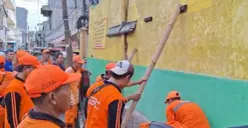 Kondisi tembok SDN 03 Kelurahan Jelambar, Kecamatan Grogol Petamburan, Jakarta Barat, dibenahi petugas, Selasa, 10 Februari 2026. (Sumber: Dok. Istimewa)