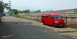 Kondisi jalan Terminal Depok, Jalan Gedoran, Kecamatan Pancoran Mas, Kota Depok, rusak parah, Rabuk, 11 Februari 2026. (Sumber: Poskota/Angga Pahlevi)