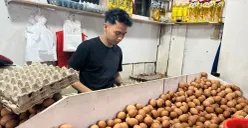 Seorang pedagang telur ayam di Pasar Tomang Barat, Grogol Petamburan, Jakarta Barat, Rabu, 11 Februari 2026. (Sumber: Poskota/Pandi Ramedhan)