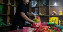 Harga cabai rawit merah dibanderol Rp90 ribu per kg lebih dari HAP. (Sumber: Poskota/Bilal Nugraha Ginanjar)