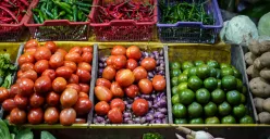 Pedagang diperingatkan tidak menjual bahan pokok lebih dari HET. (Sumber: Poskota/Bilal Nugraha Ginanjar)