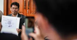 Pengamat Kebijakan Publik Bonatua Silalahi menunjukan salinan asli ijazah Presiden ke-7 Joko Widodo di depan kantor KPU RI, Jakarta, Senin, 9 Februari 2026. (Sumber: Poskota/Bilal Nugraha Ginanjar)